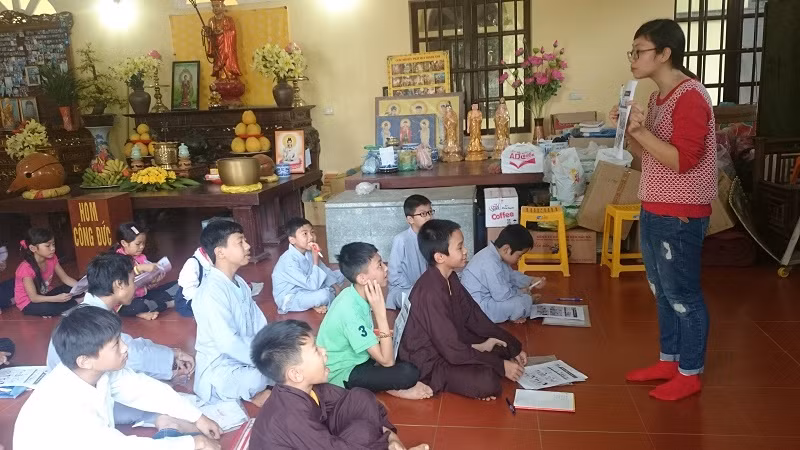 Cô trò chuyên tâm học tiếng Anh tại chùa Hòa Phúc. (Ảnh: Mai Ly)