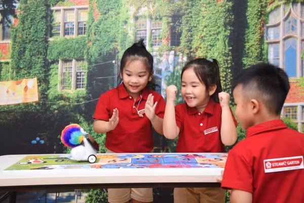 Học sinh Steame Garten học lập trình cùng với Robot thông minh Albert.