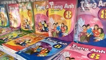 Nhiều phụ huynh đã chuẩn bị tìm mua sách cho con để bước vào năm học mới. Ảnh minh họa: Vương Thủy Nhiều phụ huynh đã chuẩn bị tìm mua sách cho con để bước vào năm học mới. Ảnh minh họa: Vương Thủy