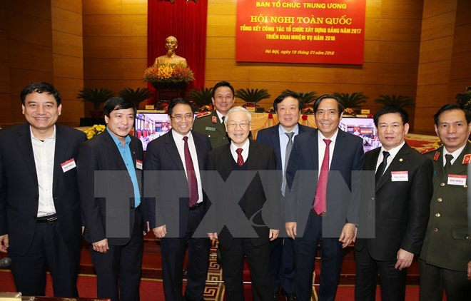 Tổng Bí thư Nguyễn Phú Trọng chụp ảnh chung với các đại biểu dự hội nghị. (Ảnh: Trí Dũng/TTXVN) Tổng Bí thư Nguyễn Phú Trọng chụp ảnh chung với các đại biểu dự hội nghị. (Ảnh: Trí Dũng/TTXVN)