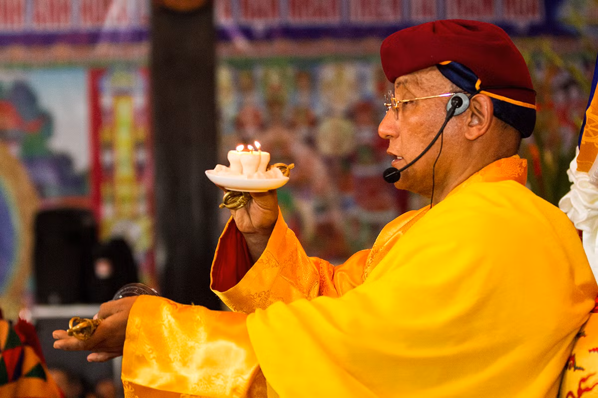 Đức Pháp Vương thực hiện nghi thức cúng dàng chư hương linh cùng các oan gia trái chủ của chư hương linh.