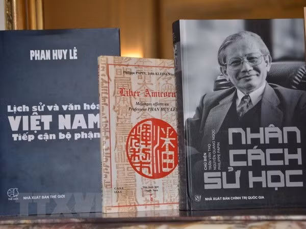 Một số công trình khoa học tiêu biểu của cố giáo sư Phan Huy Lê. (Ảnh: TTXVN) Một số công trình khoa học tiêu biểu của cố giáo sư Phan Huy Lê. (Ảnh: TTXVN)