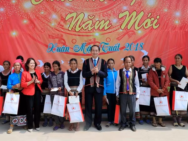 Chủ tịch nước Trần Đại Quang tặng quà động viên các gia đình chính sách xã Rờ Kơi. (Ảnh: Nhan Sáng/TTXVN)