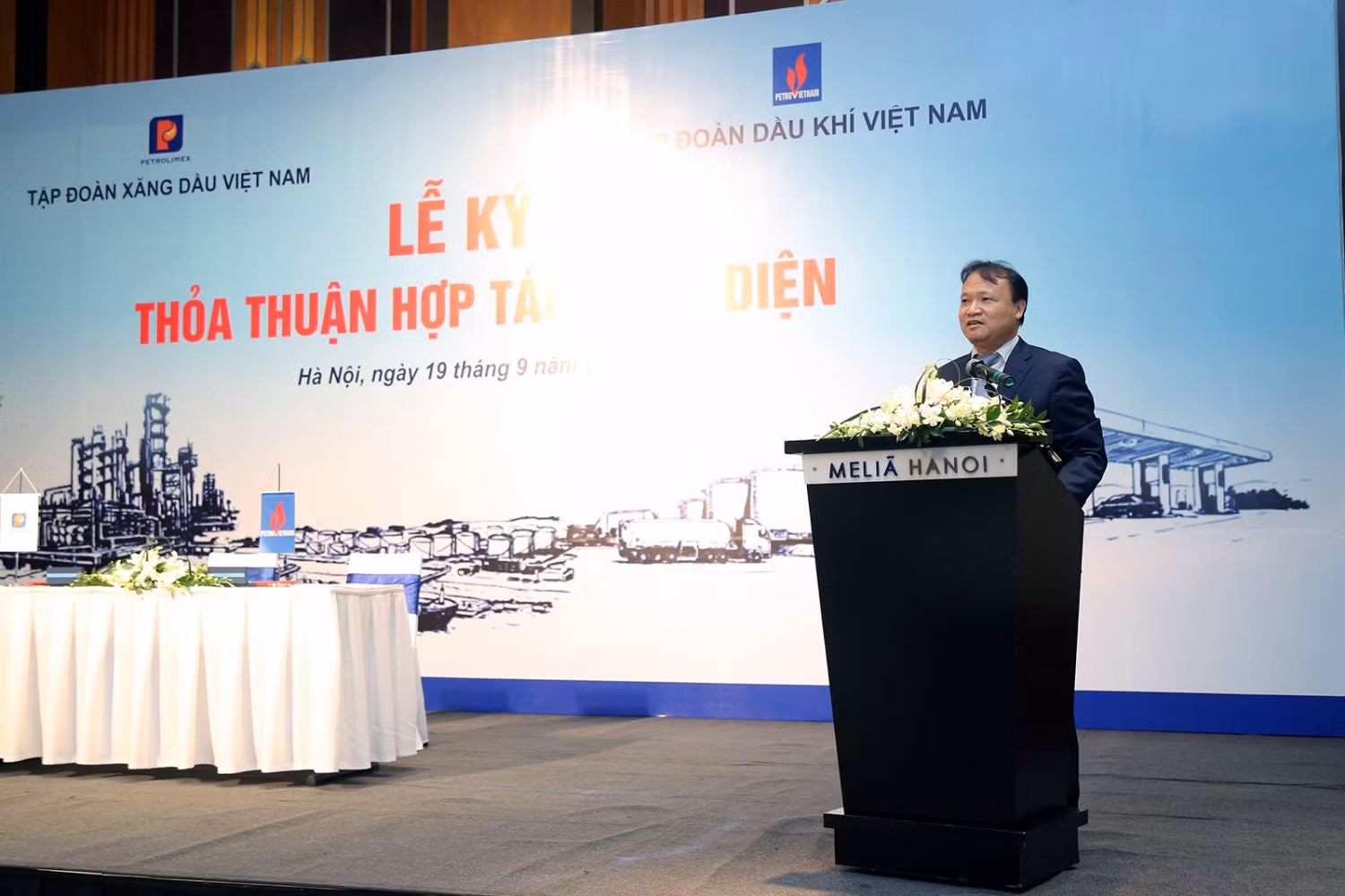 Thứ trưởng Bộ Công thương - ông Đỗ Thắng Hải chúc mừng sự hợp tác giữa 2 tập đoàn.