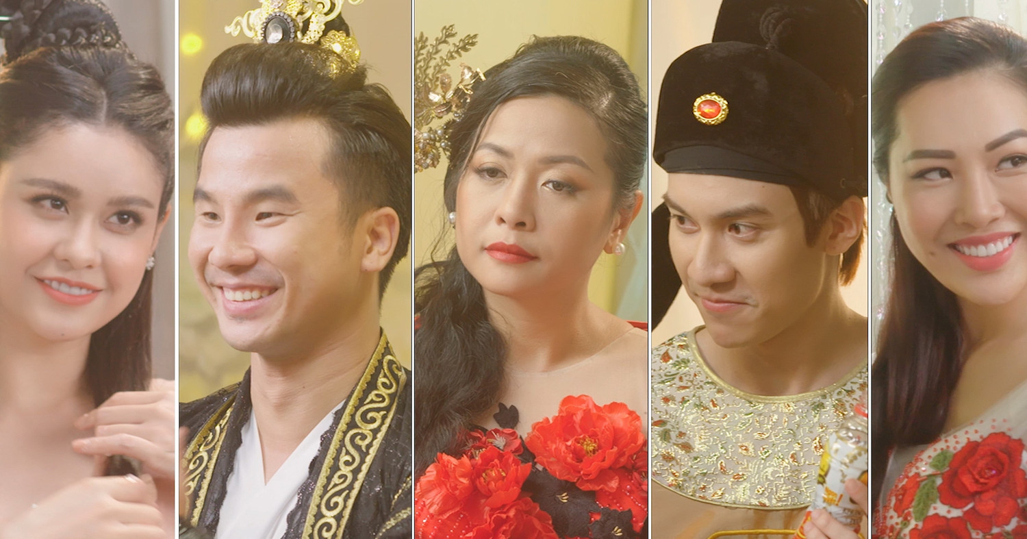 Ngoài Trương Quỳnh Anh, MV còn có sự xuất hiện của dàn ekip nổi tiếng trong phim sitcom Mỹ nhân vào bếp được hàng triệu người yêu thích. Ngoài Trương Quỳnh Anh, MV còn có sự xuất hiện của dàn ekip nổi tiếng trong phim sitcom Mỹ nhân vào bếp được hàng triệu người yêu thích.