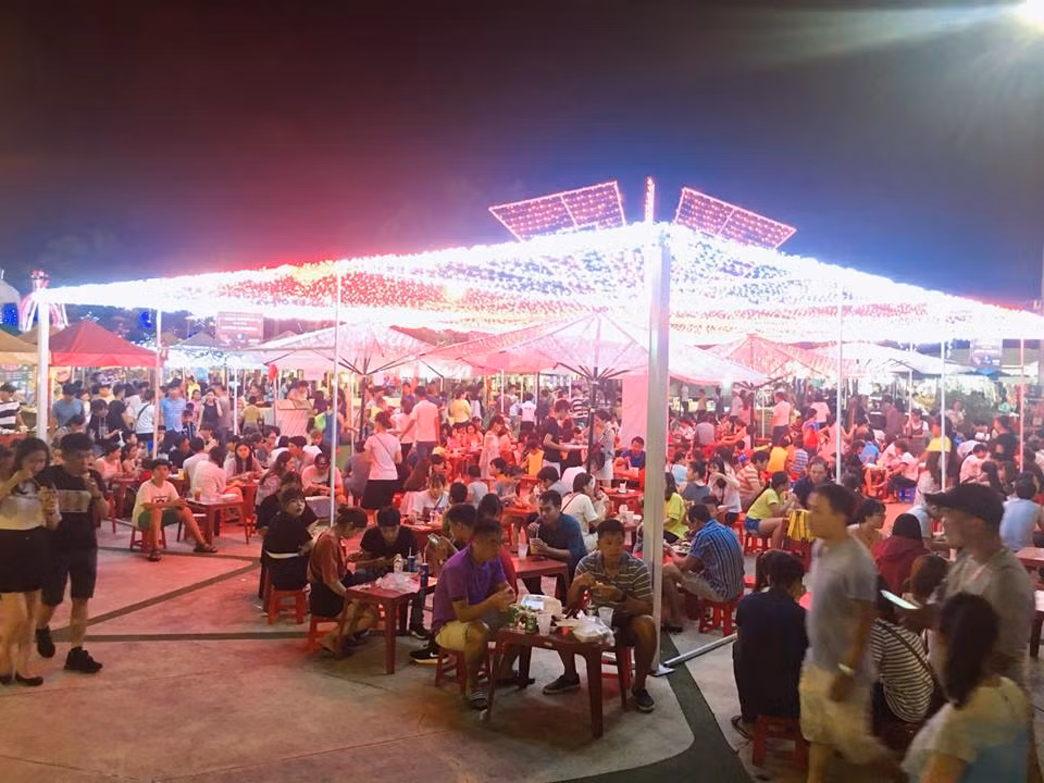 Và trải nghiệm hàng trăm món ăn cay nóng của châu Á.