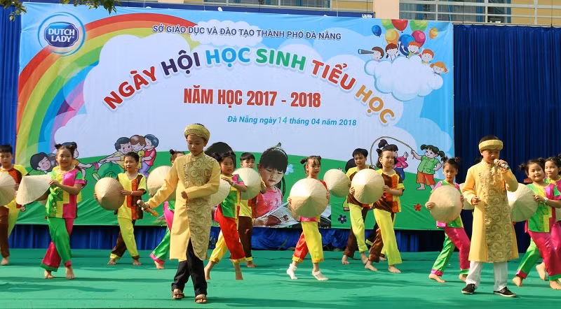 Ngoài tài trợ cho chương trình, FrieslandCampina Việt Nam còn mang đến những kiến thức về dinh dưỡng và vận động hợp lý. Ngoài tài trợ cho chương trình, FrieslandCampina Việt Nam còn mang đến những kiến thức về dinh dưỡng và vận động hợp lý.