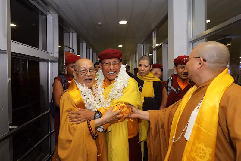 Hòa thượng Thích Thiện Tánh thân ái chào mừng Pháp vương đến Thành phố Hồ Chí Minh.