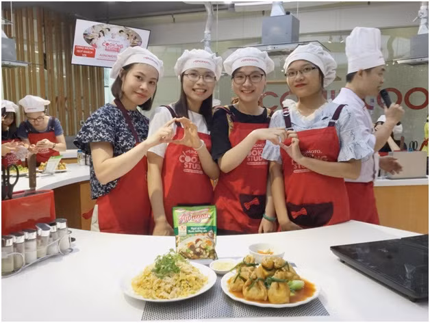 Các học viên hào hứng chụp ảnh cùng thành quả sau khi được hướng dẫn và thực hành cùng đầu bếp của Ajinomoto Việt Nam