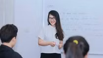 Việc yêu cầu tất cả giáo viên đều có thể sử dụng được ngoại ngữ là bất khả thi. Ảnh minh hoạ: Báo Tuổi trẻ Thủ đô