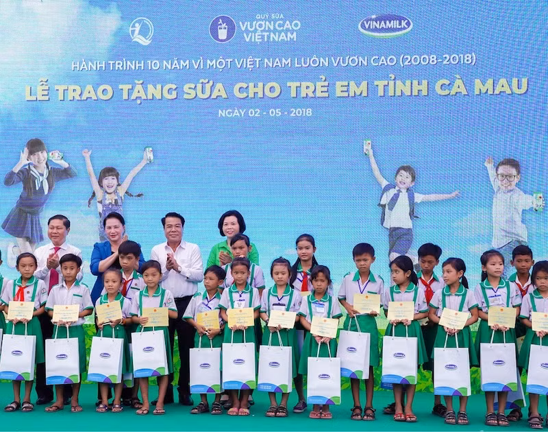 Các đại biểu trao học bổng và quà cho các em học sinh. Các đại biểu trao học bổng và quà cho các em học sinh.