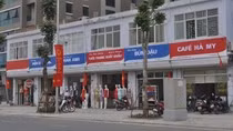 “Đồng phục biển hiệu” trên phố Lê Trọng Tấn (Ảnh chưa rõ tác giả) “Đồng phục biển hiệu” trên phố Lê Trọng Tấn (Ảnh chưa rõ tác giả)