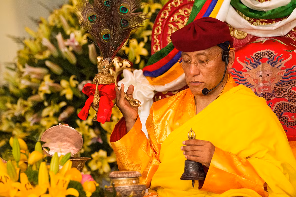 Đức Pháp Vương cử hành nghi thức tắm Phật, giúp các chướng ngại của chư hương linh được tịnh hoá.