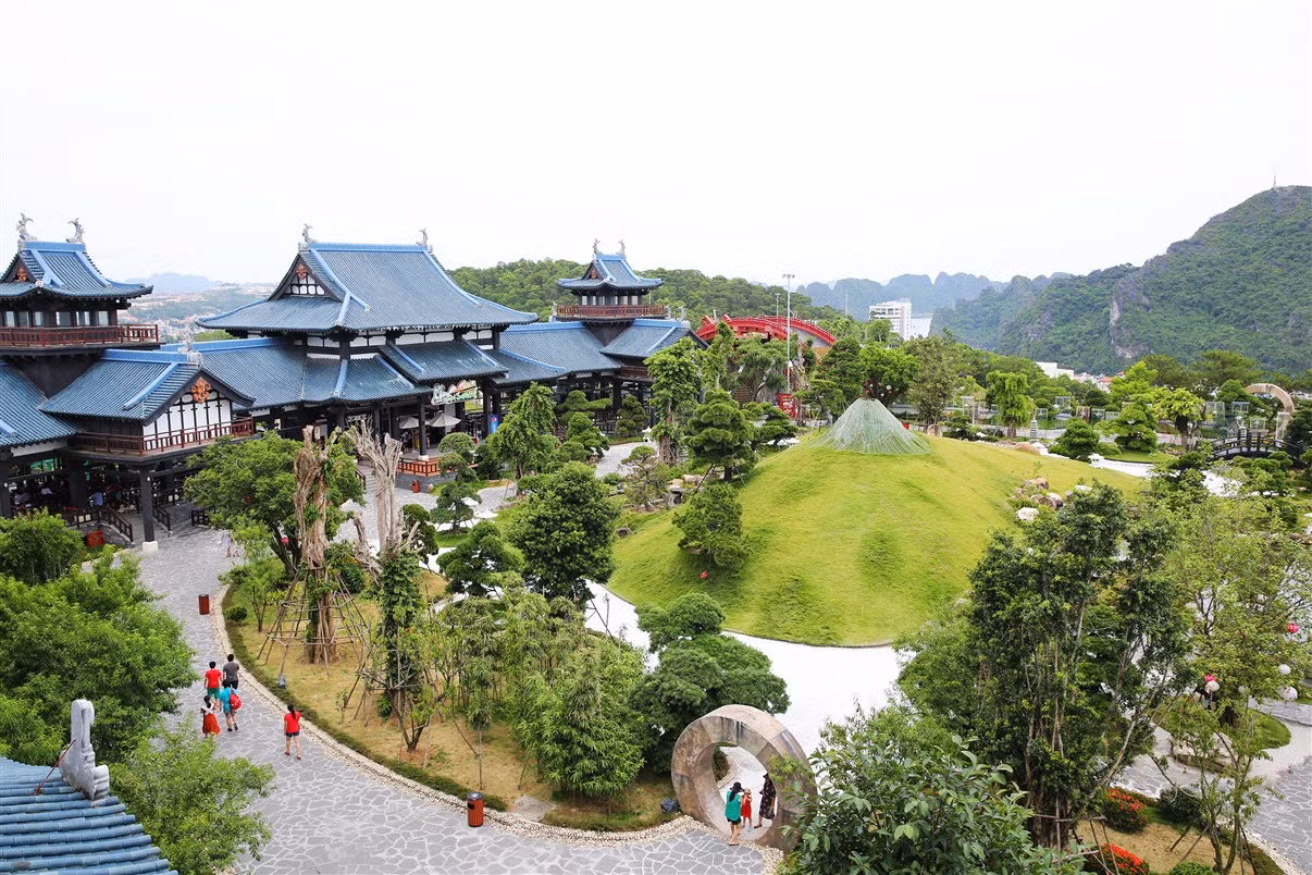 Toàn cảnh Nhật Bản thu nhỏ trên đỉnh Ba Đèo và cây cầu Koi. Đẹp như vườn địa đàng nơi hạ giới.