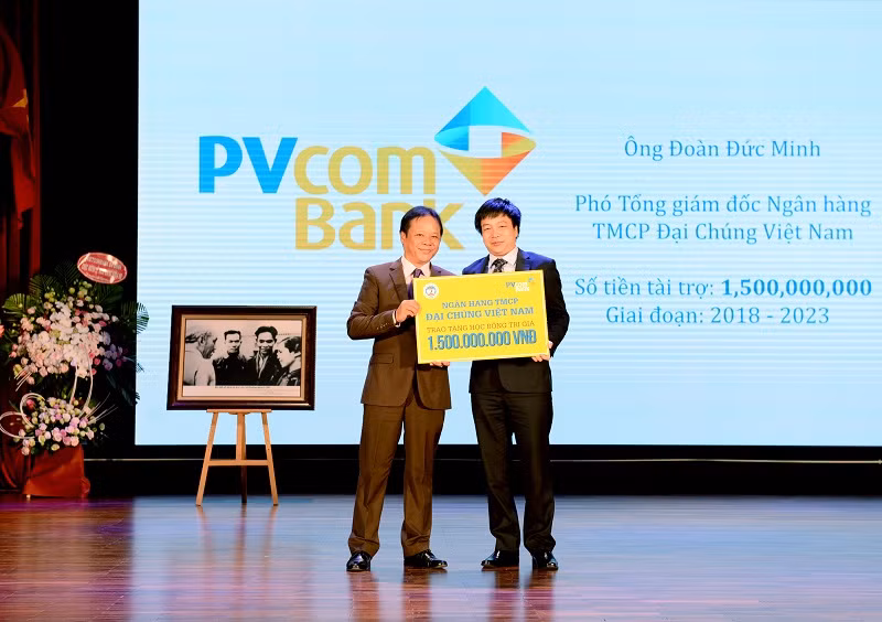 Ông Đoàn Đức Minh – Phó Tổng Giám đốc PVcomBank trao số tiền tài trợ học bổng cho sinh viên Đại học Kinh tế Quốc dân. Ông Đoàn Đức Minh – Phó Tổng Giám đốc PVcomBank trao số tiền tài trợ học bổng cho sinh viên Đại học Kinh tế Quốc dân.