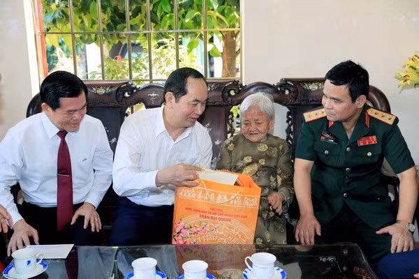 Chủ tịch nước Trần Đại Quang thăm và tặng quà Mẹ Việt Nam Anh hùng Hồ Thị Tam. (Ảnh: Nhan Sáng/TTXVN) Chủ tịch nước Trần Đại Quang thăm và tặng quà Mẹ Việt Nam Anh hùng Hồ Thị Tam. (Ảnh: Nhan Sáng/TTXVN)