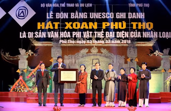 Ông Michael Croft, Trưởng đại diện Văn phòng UNESCO Việt Nam đã trao Bằng của UNESCO ghi danh hát Xoan Phú Thọ là di sản văn hóa phi vật thể đại diện của nhân loại. (Ảnh: Trung Kiên/TTXVN).