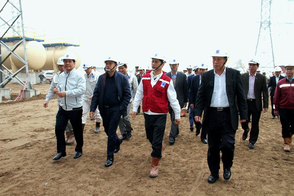Đoàn công tác đi kiểm tra công trường. ảnh: pvn.