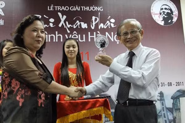 Năm 2011, Giáo sư Phan Huy Lê được trao Giải thưởng Lớn - Giải thưởng Bùi Xuân Phái Vì tình yêu Hà Nội. (Ảnh: Thể thao văn hoá) Năm 2011, Giáo sư Phan Huy Lê được trao Giải thưởng Lớn - Giải thưởng Bùi Xuân Phái Vì tình yêu Hà Nội. (Ảnh: Thể thao văn hoá)