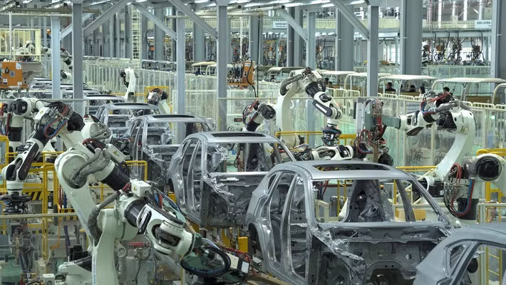 Dây chuyền hàn robot tự động được chuyển giao từ tập đoàn Mazda Nhật Bản. (Ảnh: Vneconomy.vn) Dây chuyền hàn robot tự động được chuyển giao từ tập đoàn Mazda Nhật Bản. (Ảnh: Vneconomy.vn)