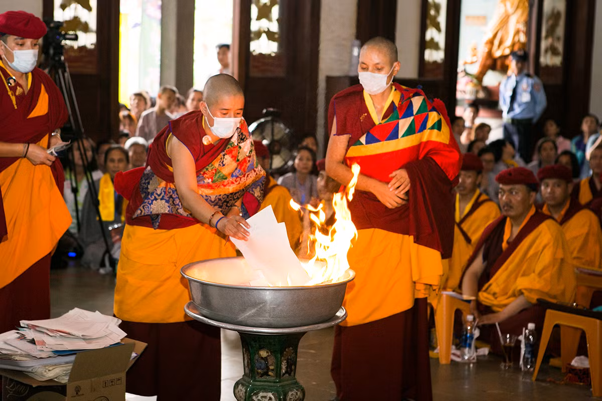 Kết thúc khoá lễ, bài vị cầu siêu và ảnh của các hương linh sẽ được đốt, giúp chư hương linh xả bỏ bám chấp, vãng sinh về cảnh giới an lành.