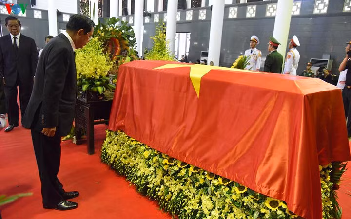Thủ tướng Campuchia Hun Sen nghiêng mình bên linh cữu Chủ tịch nước Trần Đại Quang.