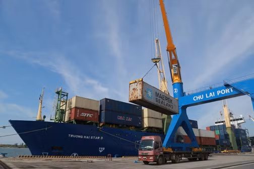 Lô linh kiện xe bus đầu tiên được chuyển lên tàu để xuất khẩu sang Kazakhstan (tháng 8/2017) Lô linh kiện xe bus đầu tiên được chuyển lên tàu để xuất khẩu sang Kazakhstan (tháng 8/2017)