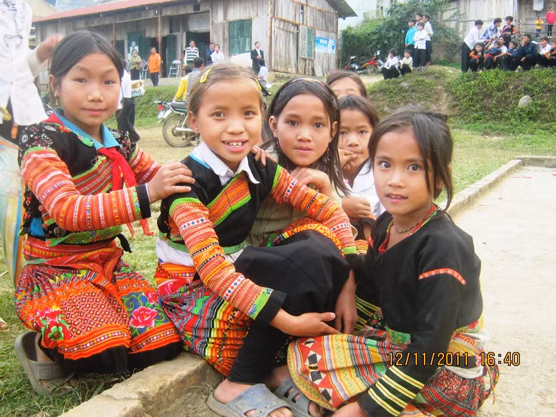 Đôi mắt cười của những em gái ở điểm trường chính xã Kim Bon Đôi mắt cười của những em gái ở điểm trường chính xã Kim Bon