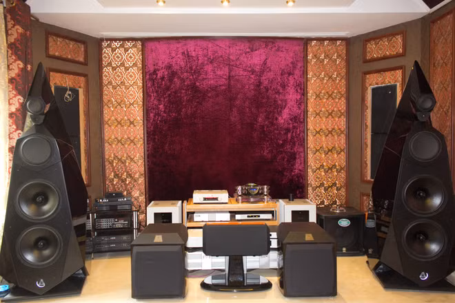 Xuất hiện tại Triển lãm Thiết bị Nghe nhìn Hà Nội 2013, hệ thống audio Avalon – Goldmund đã thu hút sự quan tâm rất lớn khi quy tụ cặp loa đầu bảng Tesseract, pre-ampli tham chiếu Mimesis 22H cùng power-ampli Telos. Hệ thống này đã được một dân chơi âm thanh tại Thái Nguyên “nhắm tới” để thỏa mãn đam mê nghe nhạc của mình.
