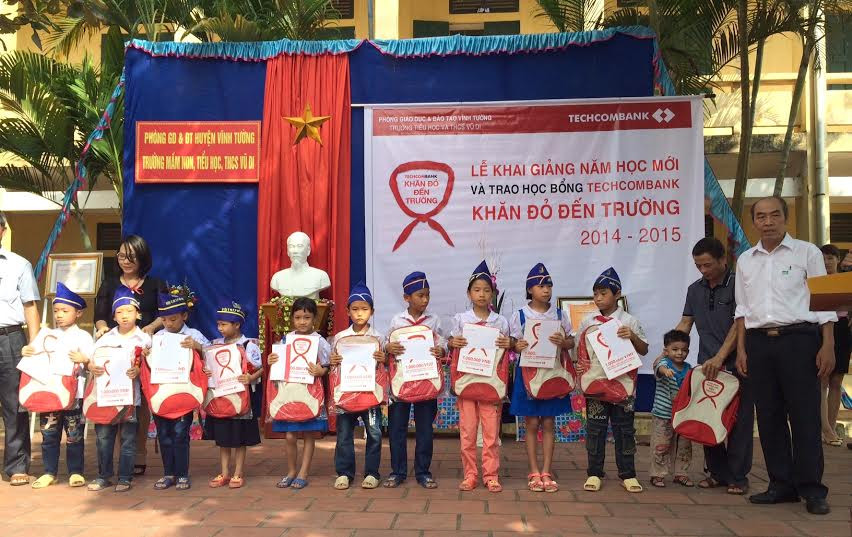 Hôm nay (5/9), Ngân hàng TMCP Kỹ Thương Việt Nam (Techcombank) chính thức khởi động chương trình Khăn đỏ đến trường 2014 trên toàn quốc, với tổng trị giá học bổng lên tới 1,8 tỷ đồng. Hôm nay (5/9), Ngân hàng TMCP Kỹ Thương Việt Nam (Techcombank) chính thức khởi động chương trình Khăn đỏ đến trường 2014 trên toàn quốc, với tổng trị giá học bổng lên tới 1,8 tỷ đồng.