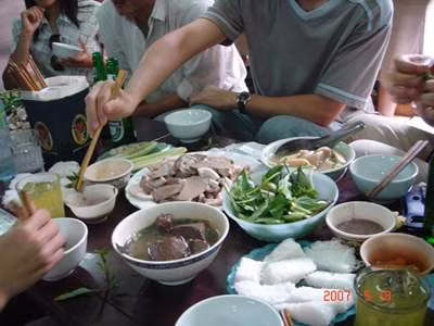 Thức ăn không đảm bảo vệ sinh là nguyên nhân gây tiêu chảy cấp.