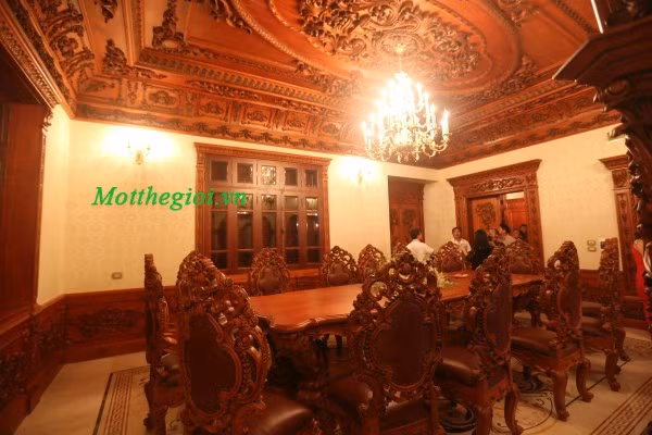 Chiếc bàn làm bằng gỗ đỏ gõ đỏ tự nhiên trong phòng làm việc của gia chủ.