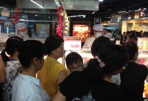 Một con gà quay chỉ có 70.000 đồng. (Ảnh: D.Anh) Một con gà quay chỉ có 70.000 đồng. (Ảnh: D.Anh)