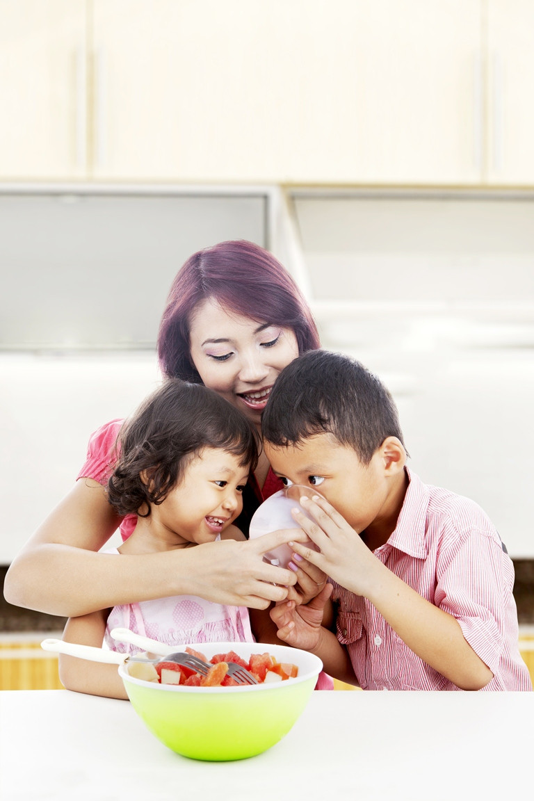 Giúp con uống sữa chủ động mỗi ngày không phải là việc quá khó. Giúp con uống sữa chủ động mỗi ngày không phải là việc quá khó.