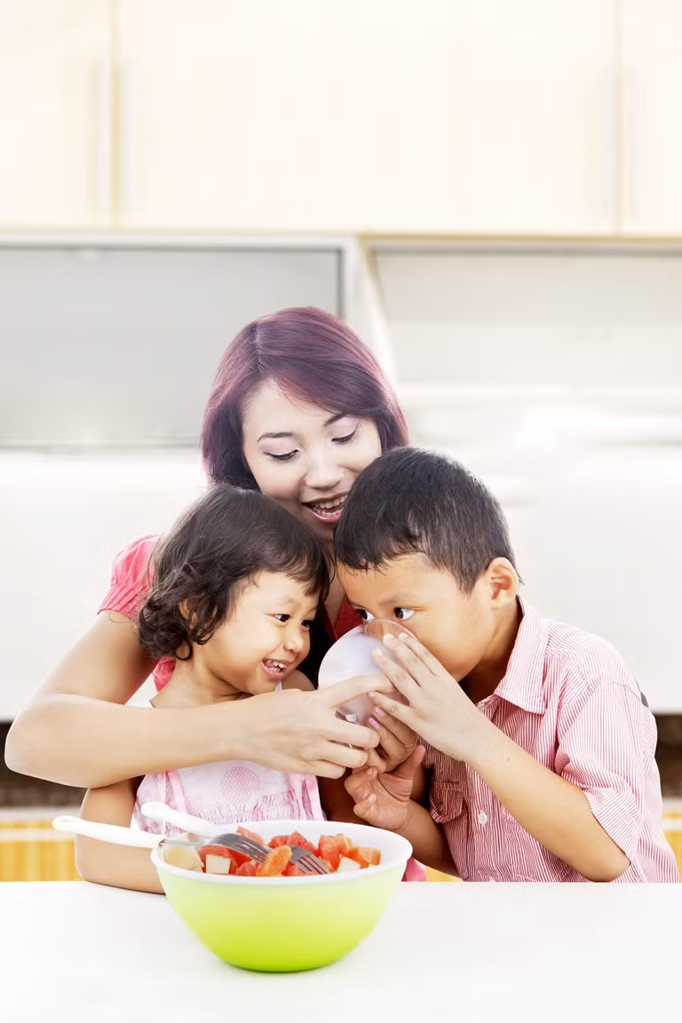 Giúp con uống sữa chủ động mỗi ngày không phải là việc quá khó.