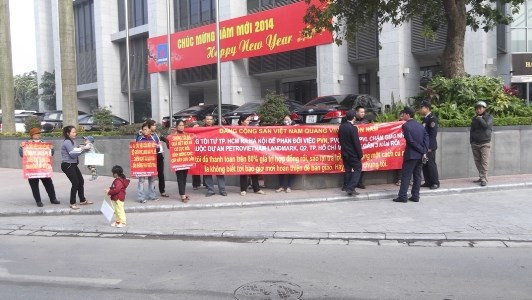 Cư dân căng băng rôn tại trụ sở Tập đoàn Dầu khí Cư dân căng băng rôn tại trụ sở Tập đoàn Dầu khí