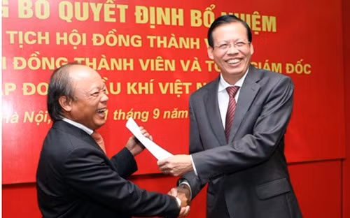 Ông Đỗ Văn Hậu (bên trái) và ông Phùng Đình Thực. Theo Nghị định 50 và 51 của Chính phủ, thù lao cao nhất cho chủ tịch hội đồng thành viên một doanh nghiệp Nhà nước là 36 triệu đồng/tháng, tương đương 432 triệu đồng/năm. Ông Đỗ Văn Hậu (bên trái) và ông Phùng Đình Thực. Theo Nghị định 50 và 51 của Chính phủ, thù lao cao nhất cho chủ tịch hội đồng thành viên một doanh nghiệp Nhà nước là 36 triệu đồng/tháng, tương đương 432 triệu đồng/năm.