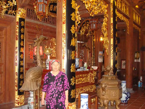 Khắp nơi trong căn nhà được dát vàng. Khắp nơi trong căn nhà được dát vàng.