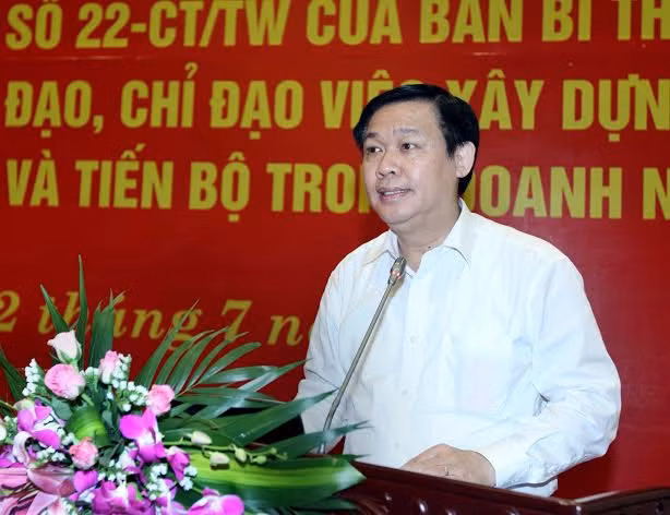 Được sự ủy quyền của Ban Bí thư, đồng chí Vương Đình Huệ - Ủy viên Trung ương Đảng, Trưởng Ban Kinh tế Trung ương đã trình bày và làm rõ thêm những nội dung cơ bản của Kết luận số 96-KL/TW, ngày 07/4/2014 của Ban Bí thư.