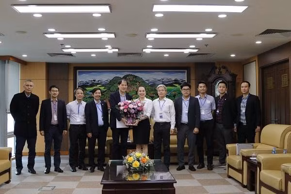 Trường Đại học Bách khoa tặng hoa chúc mừng bà Đỗ Nguyệt Ánh - Chủ tịch Hội đồng thành viên EVNNPC