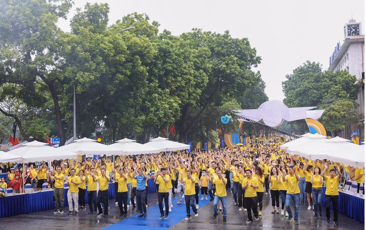 Cán bộ nhân viên, người thân, đối tác, khách hàng của PVcomBank chung sắc áo vàng, làm nên một hành trình mạnh mẽ quyết tâm trên cả nước