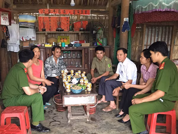 Hội Phụ nữ xã Vĩ Thượng (Quang Bình) phối hợp với lực lượng chức năng thăm hỏi, hỗ trợ gia đình phụ nữ chấp hành xong án phạt tù, tái hòa nhập cộng đồng. (Ảnh báo Hà giang)