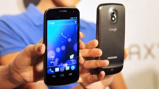 7.Samsung Galaxy Nexus: Galaxy Nexus là smartphone đầu tiên chạy hệ điều hành Android 4.0 Ice Cream Sandwich của Google, màn hình rộng 4,65 inch HD Super AMOLED và bộ vi xử lý 1,2GHz. Máy được trang bị RAM 1GB, bộ nhớ trong 16 GB, camera 5 megapixel, camera trước 1,3 megapixel, có khả năng quay video chất lượng 1080p. 7.Samsung Galaxy Nexus: Galaxy Nexus là smartphone đầu tiên chạy hệ điều hành Android 4.0 Ice Cream Sandwich của Google, màn hình rộng 4,65 inch HD Super AMOLED và bộ vi xử lý 1,2GHz. Máy được trang bị RAM 1GB, bộ nhớ trong 16 GB, camera 5 megapixel, camera trước 1,3 megapixel, có khả năng quay video chất lượng 1080p.