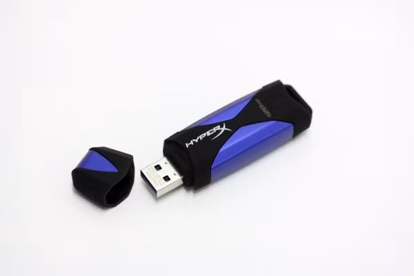 Lưu trữ USB Kingston DataTraveler HyperX 3.0: Thuộc dòng bút lưu trữ cao cấp của Kingston, trang bị chuẩn giao tiếp USB 3.0 cùng dung lượng 64GB. Tốc độ đọc trung bình đo qua cổng USB 3.0 đạt 221,2MB/s, cao hơn 7 lần so với cổng USB 2.0. Giá tham khảo: 3,131 triệu đồng Lưu trữ USB Kingston DataTraveler HyperX 3.0: Thuộc dòng bút lưu trữ cao cấp của Kingston, trang bị chuẩn giao tiếp USB 3.0 cùng dung lượng 64GB. Tốc độ đọc trung bình đo qua cổng USB 3.0 đạt 221,2MB/s, cao hơn 7 lần so với cổng USB 2.0. Giá tham khảo: 3,131 triệu đồng