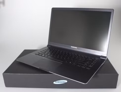 Samsung Series 9 (15 inch) cũng được gọi là ultrabook khổng lồ cùng với Acer Timeline Ultra. Máy chỉ mỏng 14,7 mm, dùng chip Core i5, ổ SSD 128 GB, màn hình 1.600 x 900 pixel cùng giá bán khởi điểm lần lượt là 1.500 USD. Sản phẩm dự kiến được đưa về VN vào giữa năm. Samsung Series 9 (15 inch) cũng được gọi là ultrabook khổng lồ cùng với Acer Timeline Ultra. Máy chỉ mỏng 14,7 mm, dùng chip Core i5, ổ SSD 128 GB, màn hình 1.600 x 900 pixel cùng giá bán khởi điểm lần lượt là 1.500 USD. Sản phẩm dự kiến được đưa về VN vào giữa năm.