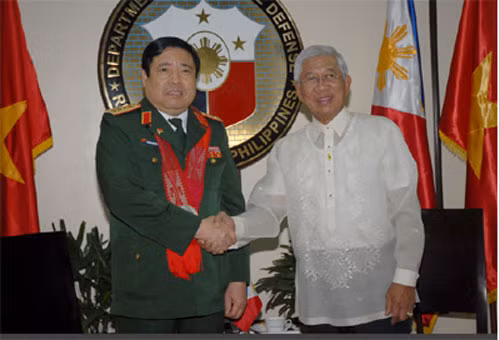 Bộ trưởng Quốc phòng Việt Nam Phùng Quang Thanh và Bộ trưởng Quốc phòng Philippines Voltaire Gazmin. Bộ trưởng Quốc phòng Việt Nam Phùng Quang Thanh và Bộ trưởng Quốc phòng Philippines Voltaire Gazmin.