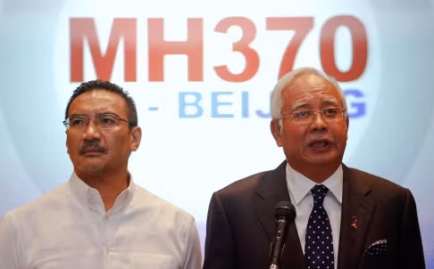Thủ tướng Malaysia Najib Razak (phải) và Bộ trưởng Giao thông vận tải Malaysia trong một buổi họp báo về vụ mất tích máy bay MH 370. Thủ tướng Malaysia Najib Razak (phải) và Bộ trưởng Giao thông vận tải Malaysia trong một buổi họp báo về vụ mất tích máy bay MH 370.