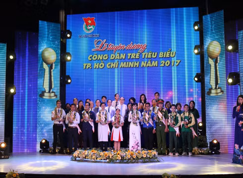 Tập thể lãnh đạo Thành phố Hồ Chí Minh chụp hình lưu niệm với 10 công dân trẻ tiêu biểu của thành phố (ảnh: T.P)