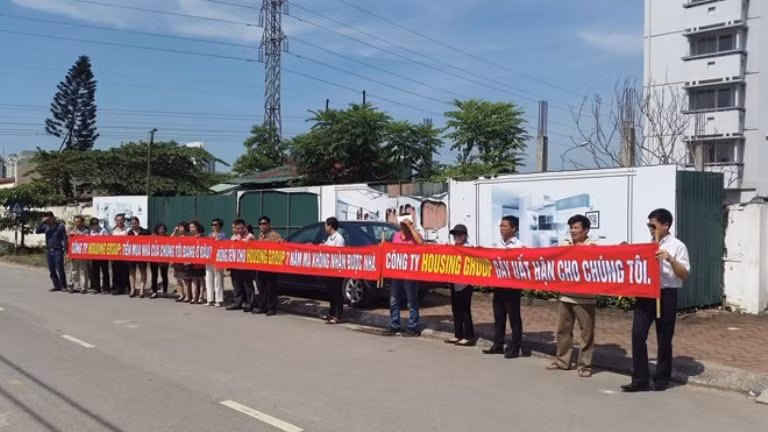 Khách hàng giăng biểu ngữ tố cáo Housing Group tại Dự án Khu nhà ở kinh doanh (ảnh nguồn Báo Đầu tư BĐS)