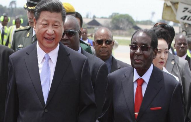 Chủ tịch Trung Quốc Tập Cận Bình và Tổng thống Zimbabwe Robert Mugabe. Ảnh: Reuters. Chủ tịch Trung Quốc Tập Cận Bình và Tổng thống Zimbabwe Robert Mugabe. Ảnh: Reuters.